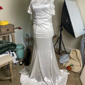 Slightly worn traditional wedding dress! Easily size 2❤️